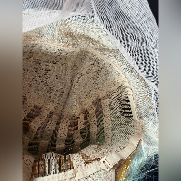 Brand new synthetic wig with tinsel. 13 x 1 parting space. 22 inches - Picture 13 of 14